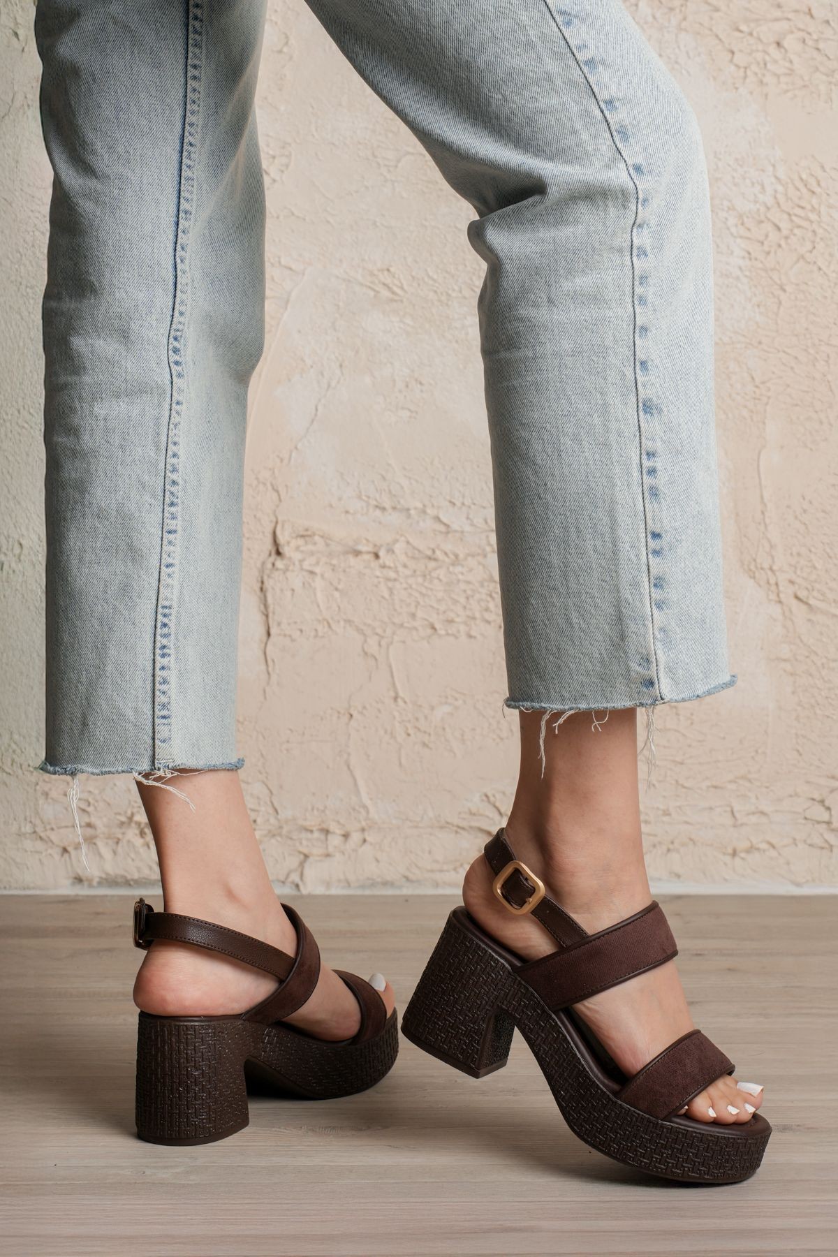 Wowi Kahverengi Süet Topuklu Sandalet